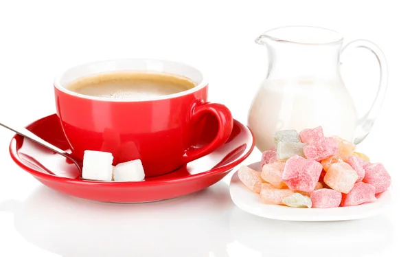 Czerwony filiżanka kawy z mlekiem i rahat rozkosz na białym tle — Zdjęcie stockowe