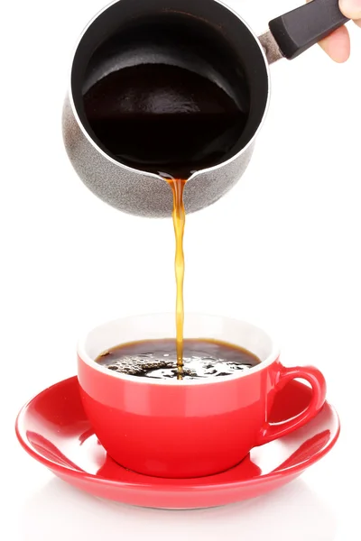 Despejando café em xícara isolada em branco — Fotografia de Stock
