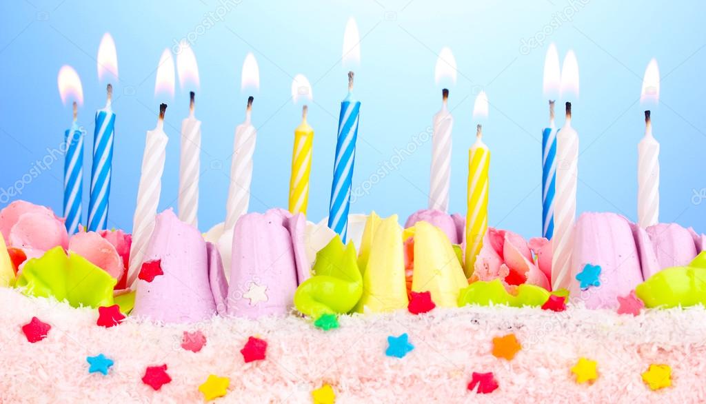 Gateau D Anniversaire Avec Des Bougies Sur Fond Bleu Image Libre De Droit Par Belchonock C Gateau D Anniversaire Avec Des Bougies Sur Fond Bleu Image Libre De Droit Par Belchonock C