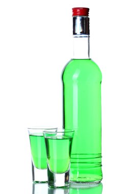 şişe ve iki bardak beyaz izole pelin
