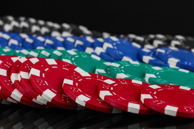 siyah üzerine izole casino chips yakın çekim