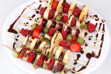 karışık meyve ve çilek çikolata yakın çekim ile şiş üzerinde