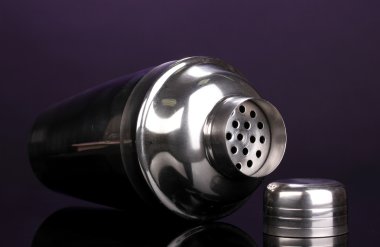 kokteyl shaker mor zemin üzerine