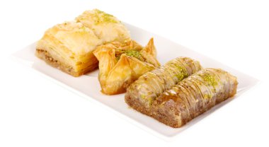 plaka üzerinde beyaz izole tatlı baklava