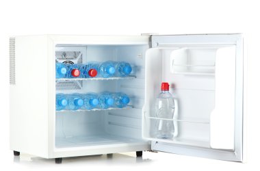 mini buzdolabı tam şişelenmiş su üzerinde beyaz izole