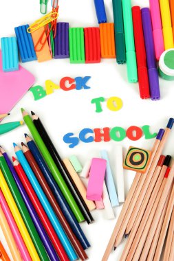 'Back to School' kelimeleri ile çeşitli okul malzemeleri yakın çekim üzerinde beyaz izole harflerin oluşur