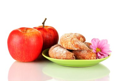 Elmalı üzerinde beyaz izole taze simit