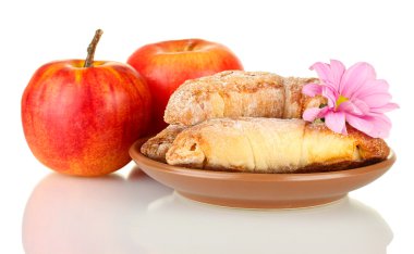 Elmalı üzerinde beyaz izole taze simit