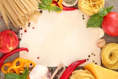 Kağıt, yemek tarifleri, sebze ve baharat görevden arka plan üzerinde spagetti