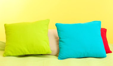 boş yatak yastık ve yatak çarşafları ile