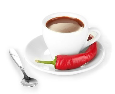 Beyaz fincan sıcak çikolata ve beyaz izole biber ile