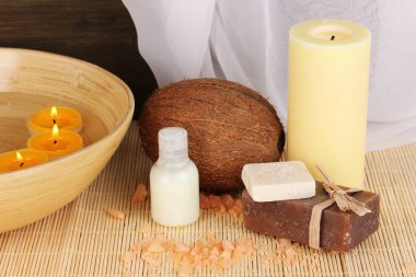 Ahşap ahşap arka plan masaya gevşeme yakın çekim için aksesuarlar ile aromatik yağlar ile şişe