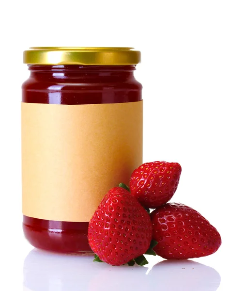 Confiture de baies et fraises isolées sur blanc — Photo