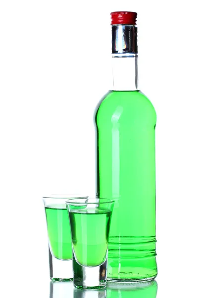 Flasche und zwei Gläser Absinth isoliert auf weiß — Stockfoto