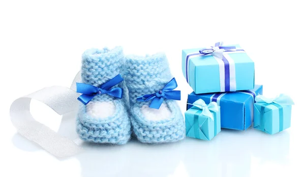 Schöne Geschenke und Babystiefel isoliert auf weiß — Stockfoto