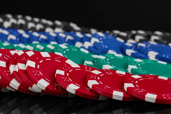 Siyah üzerine izole casino chips yakın çekim — Stok fotoğraf