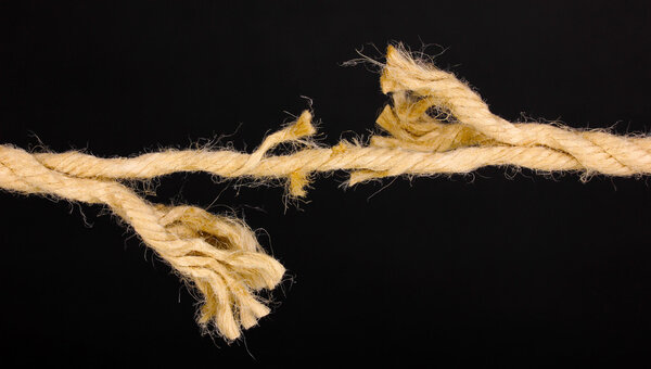 Разрыв веревки изолирован на черном
