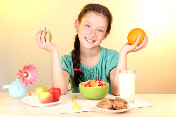 Kleines schönes Mädchen frühstückt auf beigem Hintergrund — Stockfoto