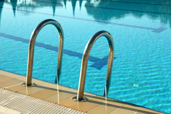 Piscina del hotel con reflejos soleados — Foto de Stock