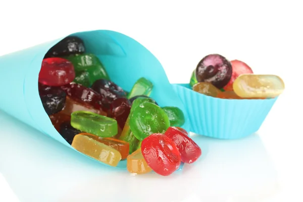 Smakelijke kleurrijke snoepjes in heldere tas op witte achtergrond close-up — Stockfoto