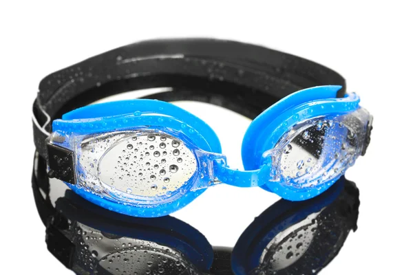 Gafas de baño azul con gotas sobre fondo gris — Foto de Stock