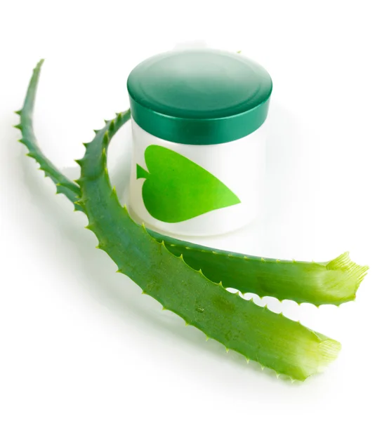 Aloe vera üzerinde beyaz izole ile krem kavanoz — Stok fotoğraf