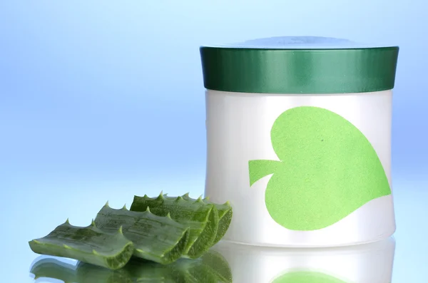 Jar of cream with aloe vera on blue background — Stock Photo, Image