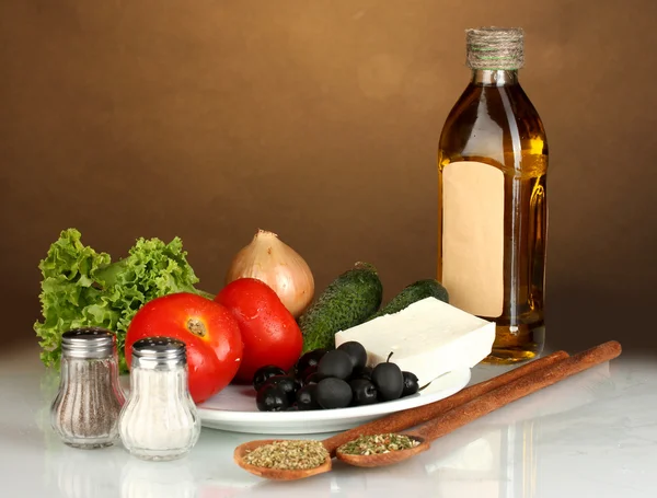 Ingrediënten voor een Griekse salade op bruine achtergrond close-up — Stockfoto