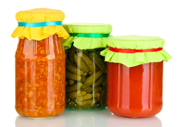 Tarro con pepinos enlatados, eco y pasta de tomate aislados en blanco — Foto de Stock