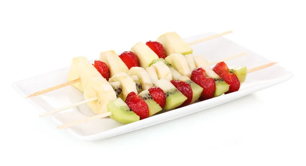 Gemengd fruit en bessen brochettes geïsoleerd op wit — Stockfoto