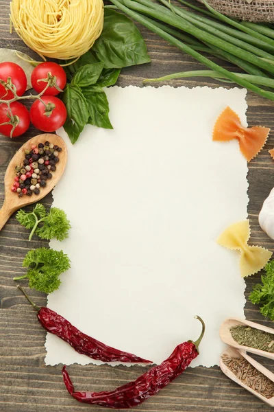 Papier für Rezepte Gemüse und Gewürze auf Holztisch — Stockfoto