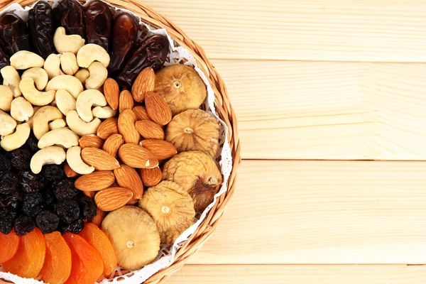 Frutas secas diferentes sobre fondo de madera — Foto de Stock