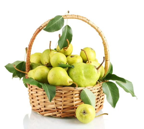 Poires savoureuses juteuses dans le panier isolé sur blanc — Photo