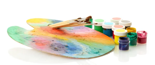Palety drewniane sztuce z farby i pędzle na białym tle — Zdjęcie stockowe