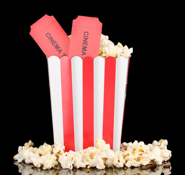 Popcorn z bilety do kina na czarnym tle — Zdjęcie stockowe