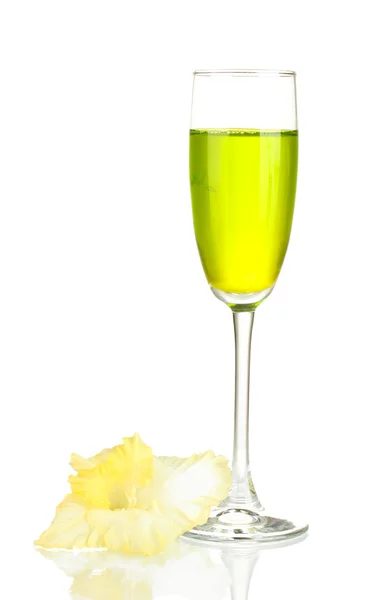 Glas mit Cocktail und Gladiolenknospe isoliert auf weiß — Stockfoto