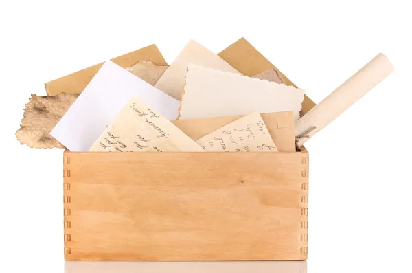 Houten kist met papieren en/of letters geïsoleerd op wit — Stockfoto