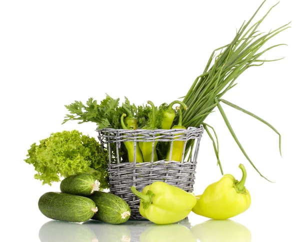 Verduras verdes frescas en cesta aisladas en blanco — Foto de Stock
