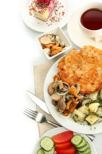 Kızartma tavuk göğsü üzerinde beyaz izole çay haşlanmış patates ve mantar ile — Stok fotoğraf