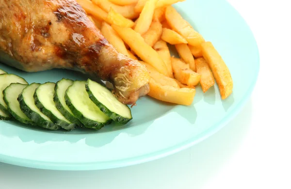 Pieczeń z kurczaka z frytkami i ogórki na talerzu, na białym tle — Zdjęcie stockowe