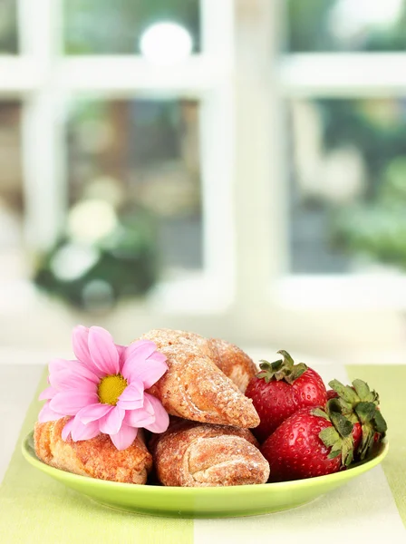 Fresh bagels with strawberry in the plate on the table — Stock Photo, Image