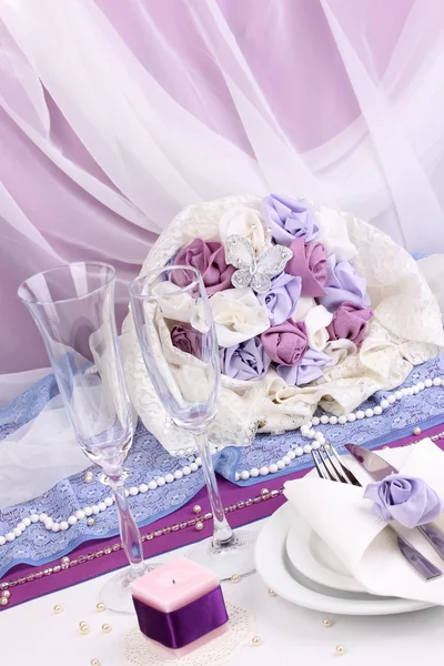 Servieren fabelhafte Hochzeitstisch in lila Farbe auf weißem Stoff Hintergrund — Stockfoto