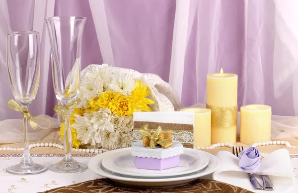 Serwująca wspaniałe weselne w kolorze purpury i złota na biało i purpurowa tkanina tło — Zdjęcie stockowe