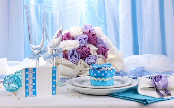 Servir fabulosa mesa de boda en color azul sobre fondo de tela azul y blanco — Foto de Stock