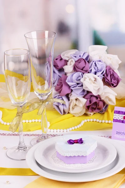 Обслуживание сказочный свадебный стол в фиолетовый и желтый цвет фона ресторана — стоковое фото