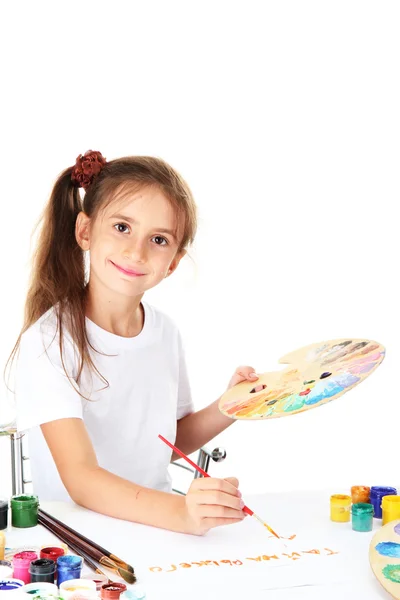 Petite fille mignonne peignant une image, isolée sur blanc — Photo