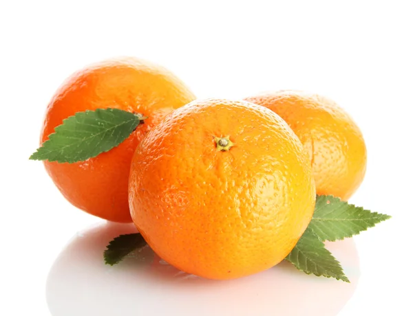 Ώριμα tangerines με φύλλα που απομονώνονται σε λευκό — Φωτογραφία Αρχείου