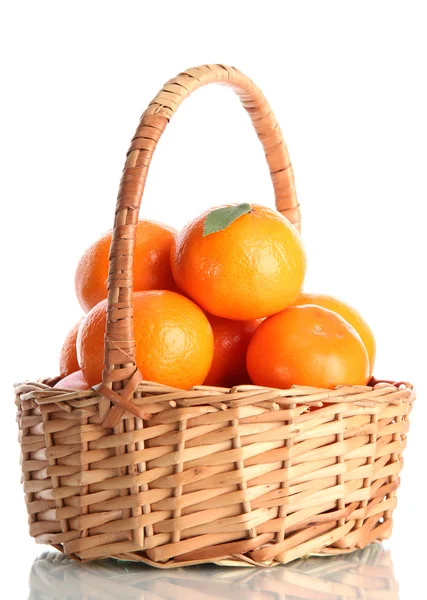 Tangerinas com folhas em uma bela cesta isolada em branco — Fotografia de Stock