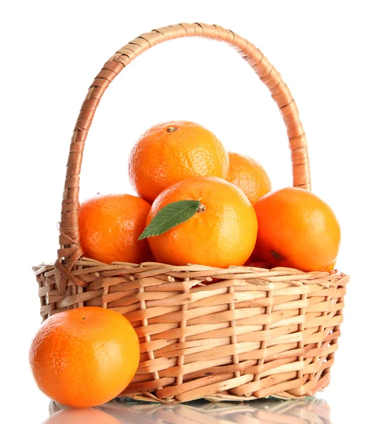 Tangerinas com folhas em uma bela cesta isolada em branco — Fotografia de Stock