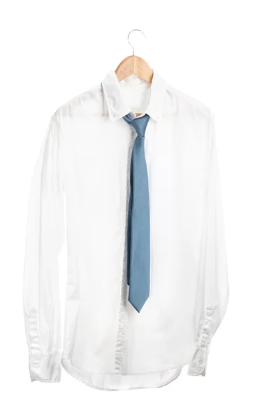 Ahşap Askılık üzerinde beyaz izole kravatı ile gömlek — Stok fotoğraf